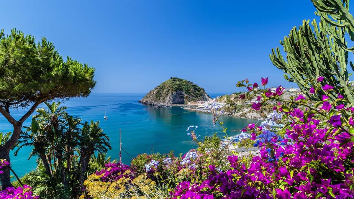 L'isola di Ischia: i posti più belli da visitare nel tuo viaggio di gruppo per single