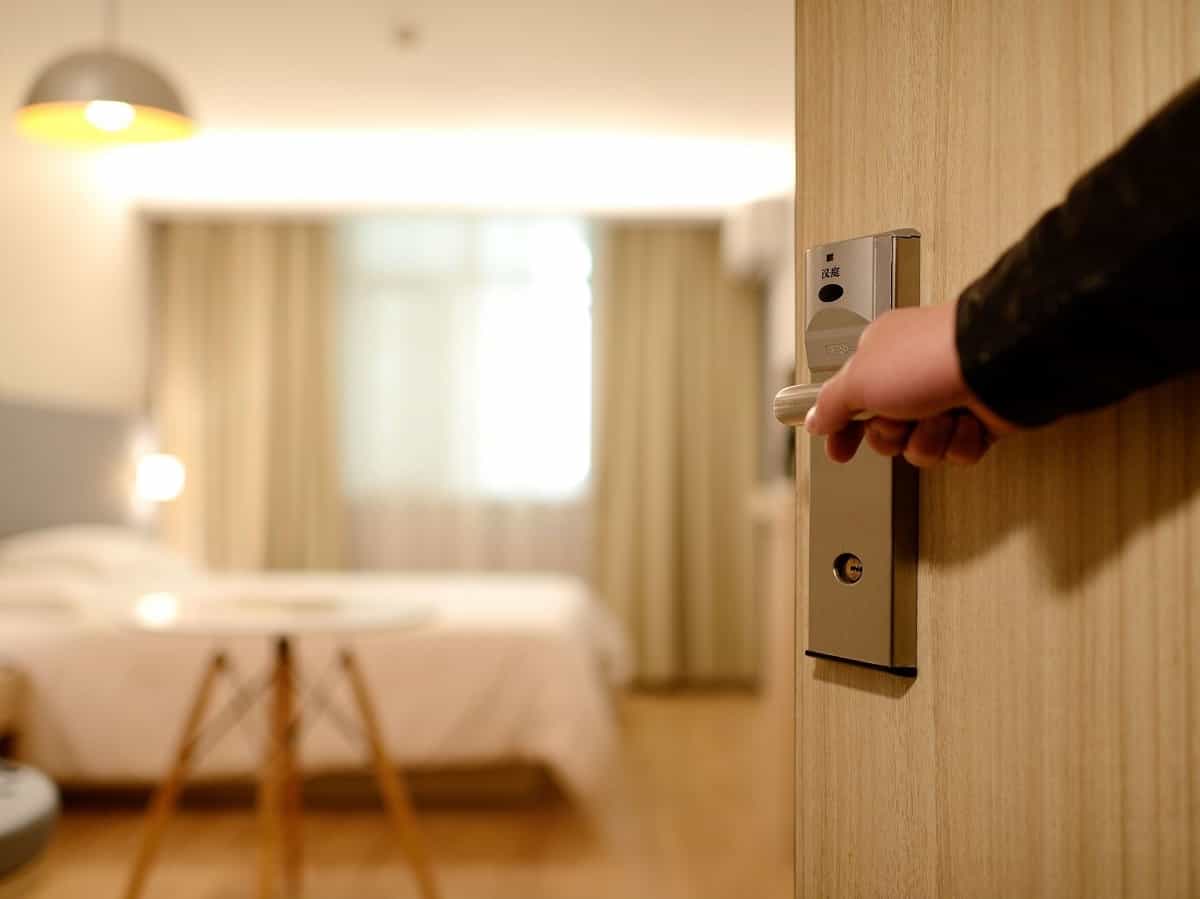 Vacanze per single: vantaggi della stanza condivisa con nuovi amici