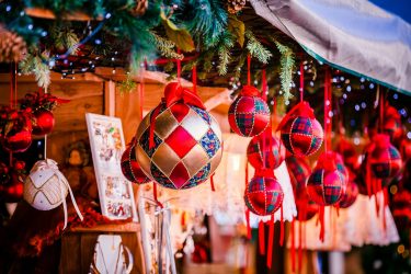 Scorcio dei Mercatini di Natale di Trento addobbati per il Ponte dell'Immacolata tra single"