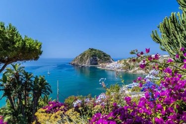 L'isola di Ischia: i posti più belli da visitare nel tuo viaggio di gruppo per single